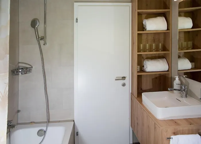 Quiet House With Garden And Mountain View 度假居